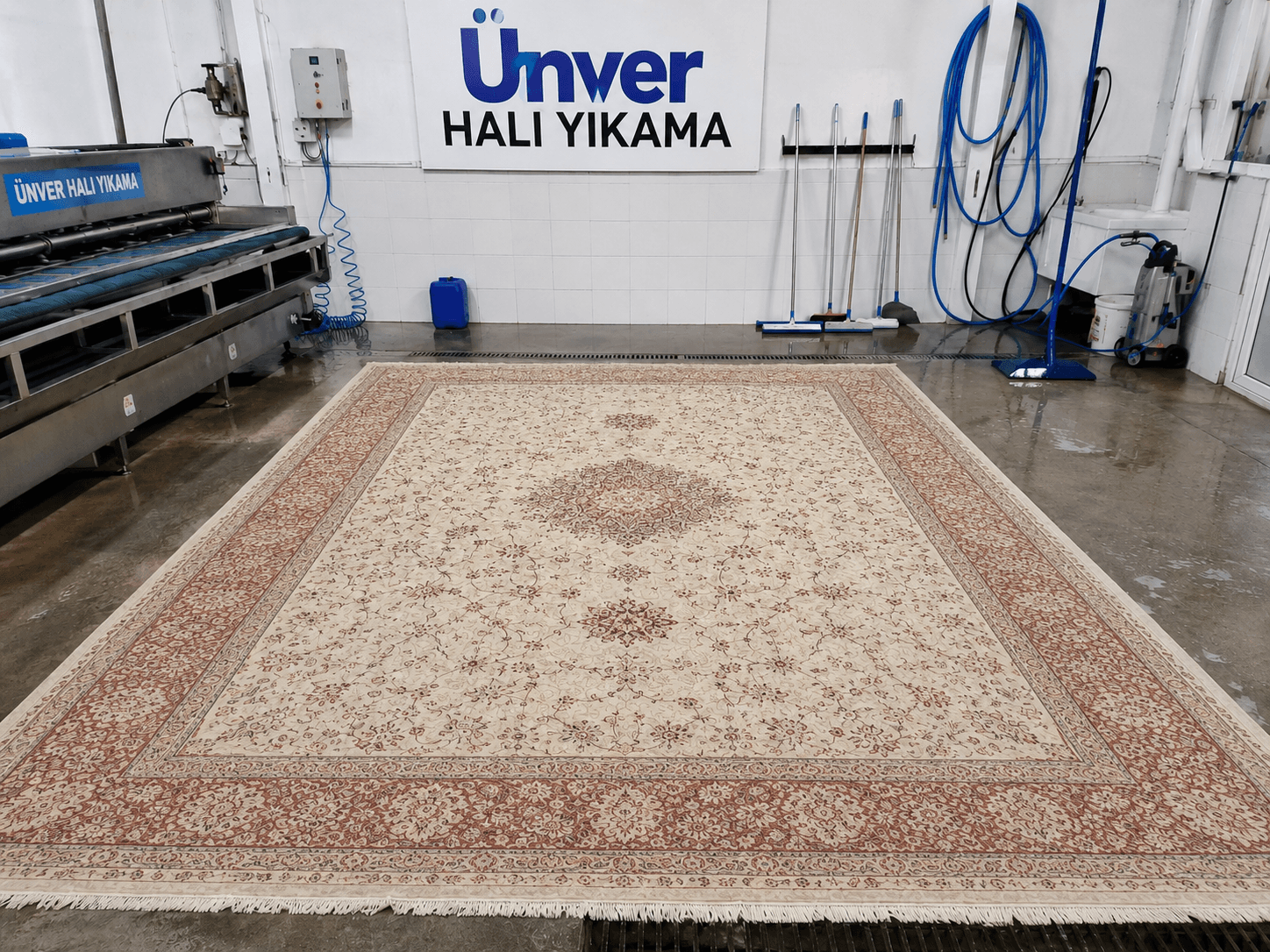 Halı yıkama öncesi — kirli halı